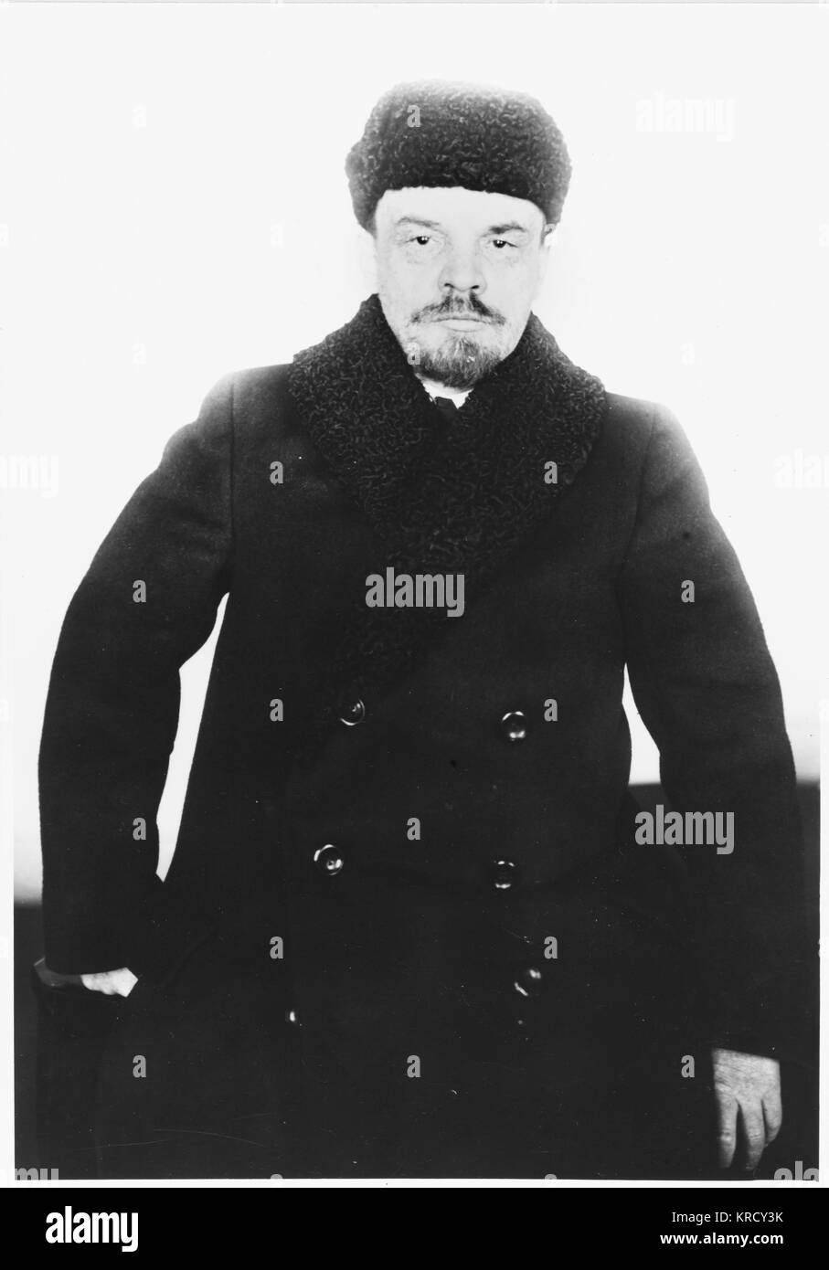 VLADIMIR ILICH ULYANOV LENIN statista sovietico, indossando un cappello di  pelliccia e soprabito. Data: 1870 - 1924 Foto stock - Alamy