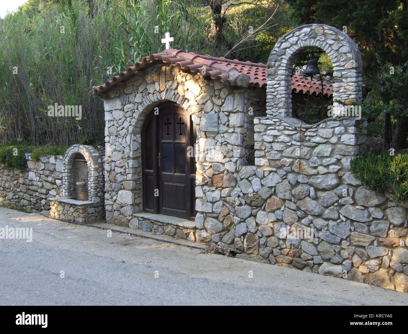 Una piccola chiesa roadsode sull'isola di Skiathos, Grecia, parte delle Sporadi gruppo di isole data: 2006 Foto Stock