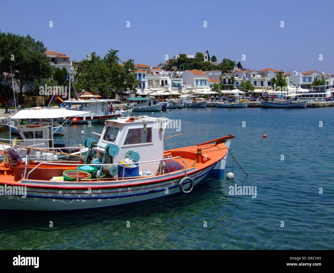 Il trafficato porto di Skiathos, Skiathos. Barche da pesca e tour linea di imbarcazioni del porto. Data: 2006 Foto Stock