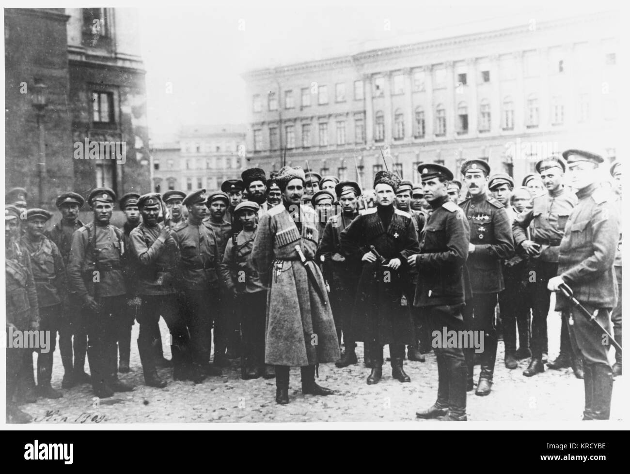 Kerensky dei sostenitori di prepararsi a difendere il suo governo contro il tentativo del generale Kornilov al rovesciamento di esso. Data: Luglio 1917 Foto Stock