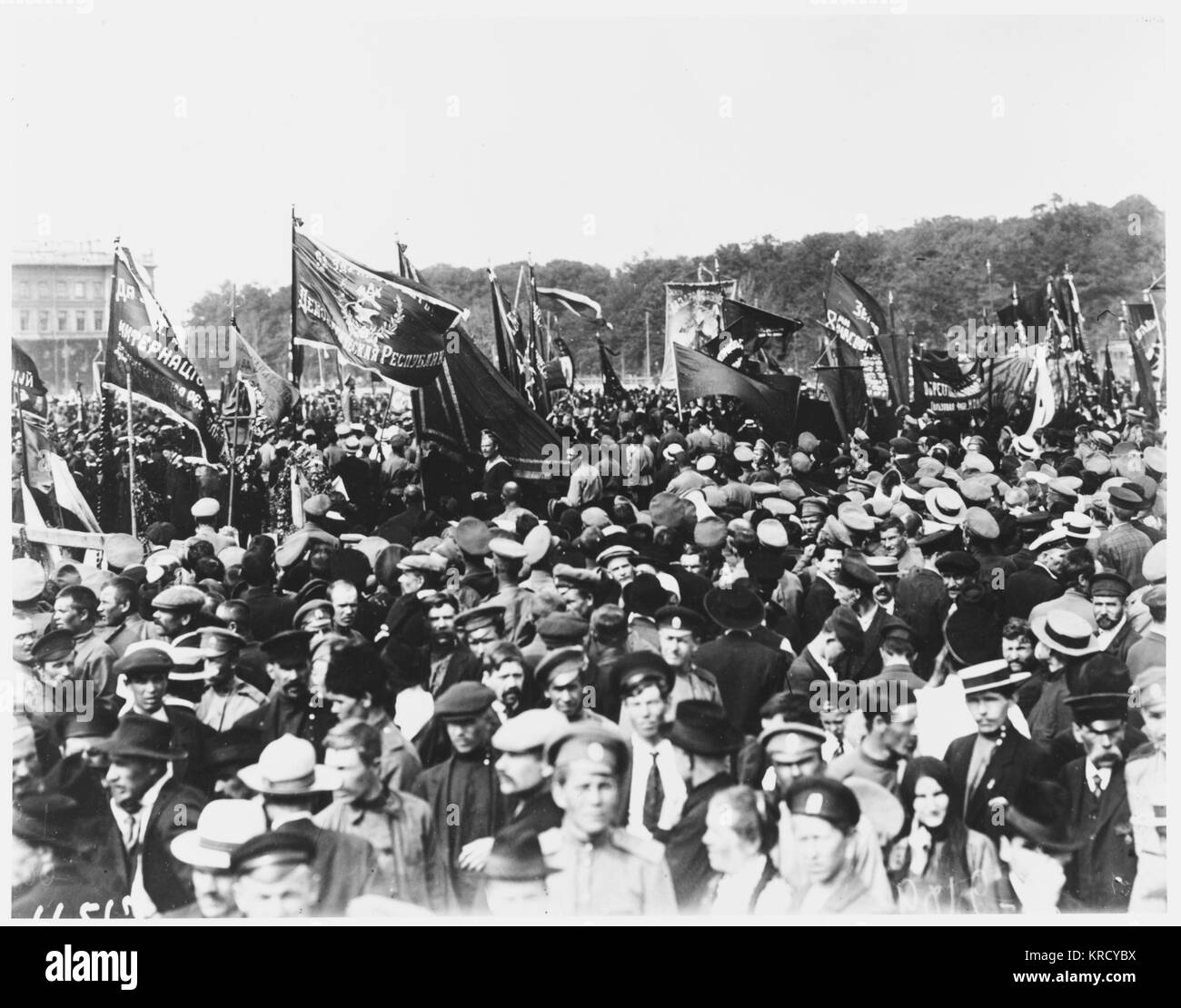 I lavoratori e i soldati jold una riunione congiunta sul Campo di Marte, Petrograd. Data: giugno 1917 Foto Stock