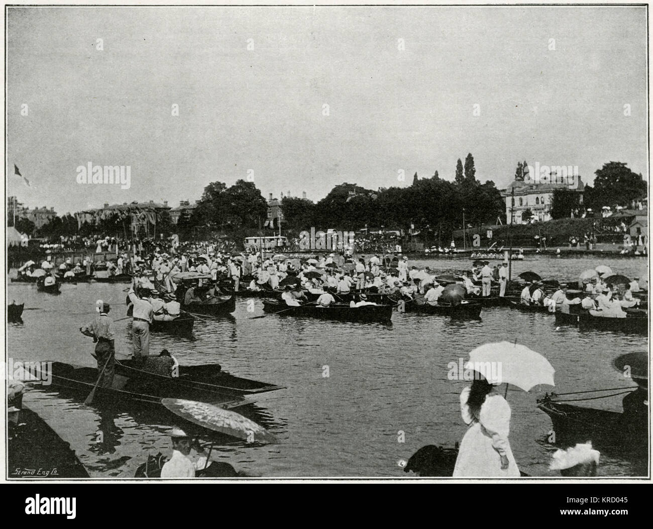 Gli uomini e le donne che godono di giorno sul fiume di Kingston-On-Thames. Data: 1896 Foto Stock