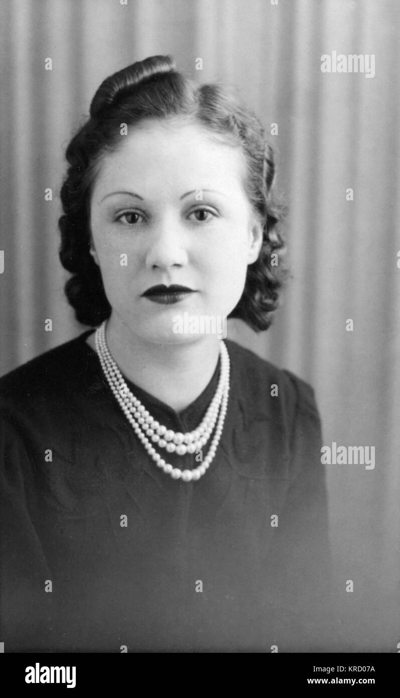 Giovane donna alla moda in collana di perle Foto Stock