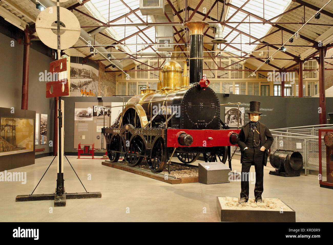 Una mostra incentrata su Isambard Kingdom Brunel al Swindon Steam Railway Museum. Dietro il modello di Brunel si trova la North Star, una locomotiva. Foto Stock