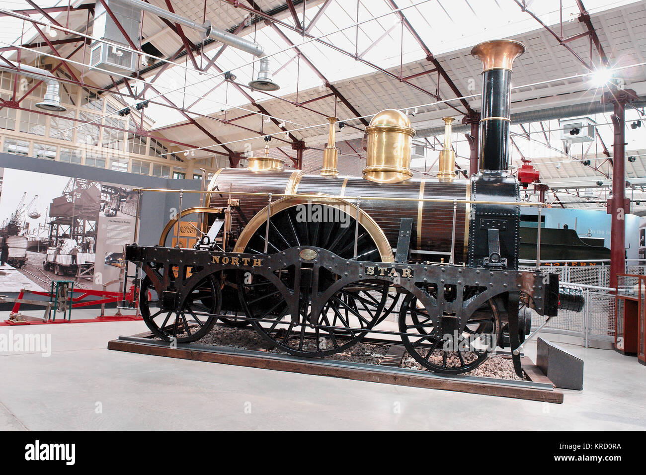 Una mostra incentrata su Isambard Kingdom Brunel al Swindon Steam Railway Museum. La North Star era una prima locomotiva. Foto Stock