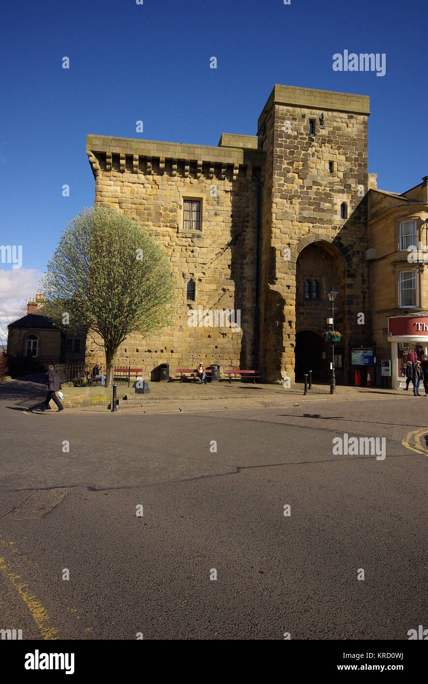 Hexham Old Gaol e Moot Hall, Northumberland. La prigione fu costruita nel 1330-33 e si dice sia la più antica prigione costruita in Inghilterra. La Moot Hall annessa ad essa fu costruita nel XV secolo e servì come portineria e come sede per riunioni. Entrambi sono edifici classificati di grado I. Foto Stock