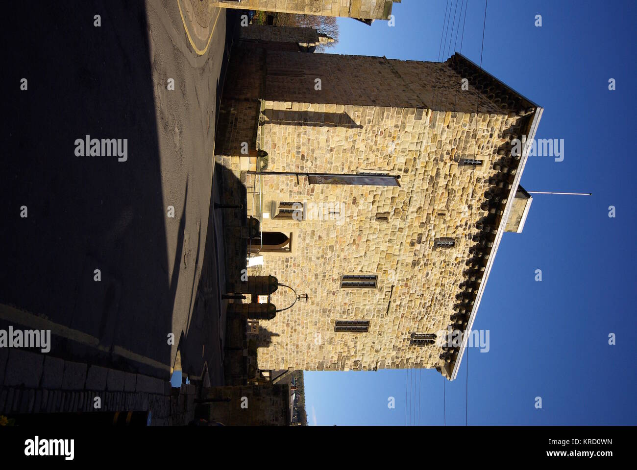 Hexham Old Gaol, Northumberland. Fu costruita nel 1330-33 e si dice che sia la più antica prigione costruita appositamente in Inghilterra. E' un edificio classificato di grado I. Foto Stock
