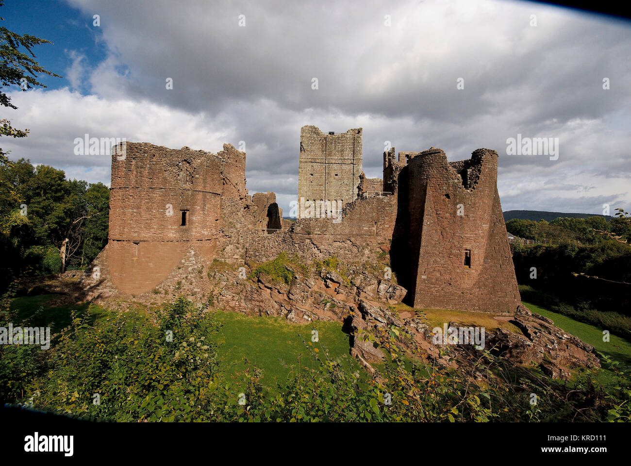 Vista del Castello di Goodrich, vicino a Ross on Wye, Herefordshire. L'edificio fu iniziato alla fine dell'XI secolo dal thegn (thane) Godric, con aggiunte successive. Sorge su una collina vicino al fiume Wye ed è aperto al pubblico. Foto Stock