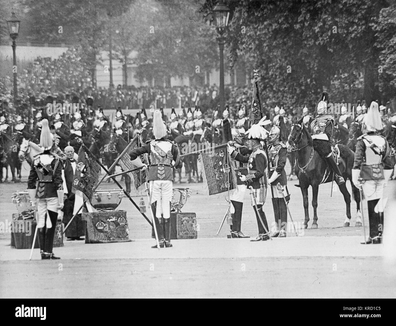 George V presenta nuovi standard alla Cavalleria domestica Foto Stock