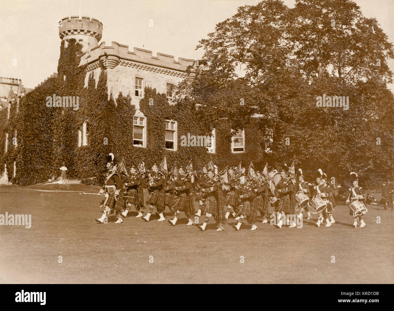 Vista del castello di Tulloch, Scozia, con pipers Foto Stock