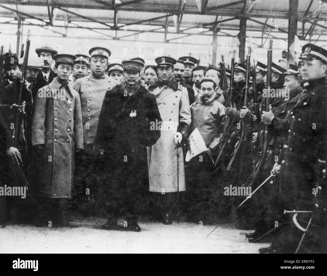Sun Yat Sen (1866-1925) (al centro in una pelliccia) lasciando Shanghai per Nanchino per assumere la sua posizione di presidente della neonata Repubblica di Cina, circondato dalla sua consulenza personale militare. Sun ha svolto un ruolo strumentale in rovesciando la dinastia Qing in ottobre 1911, l'ultima dinastia imperiale della Cina. Egli fu il primo Presidente provvisorio quando la Repubblica di Cina (ROC) è stata fondata nel 1912. Data: circa 1911 Foto Stock