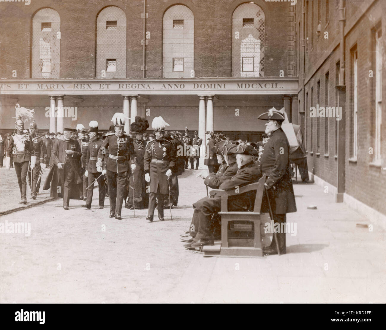 George V in visita ai pensionati di Chelsea Foto Stock