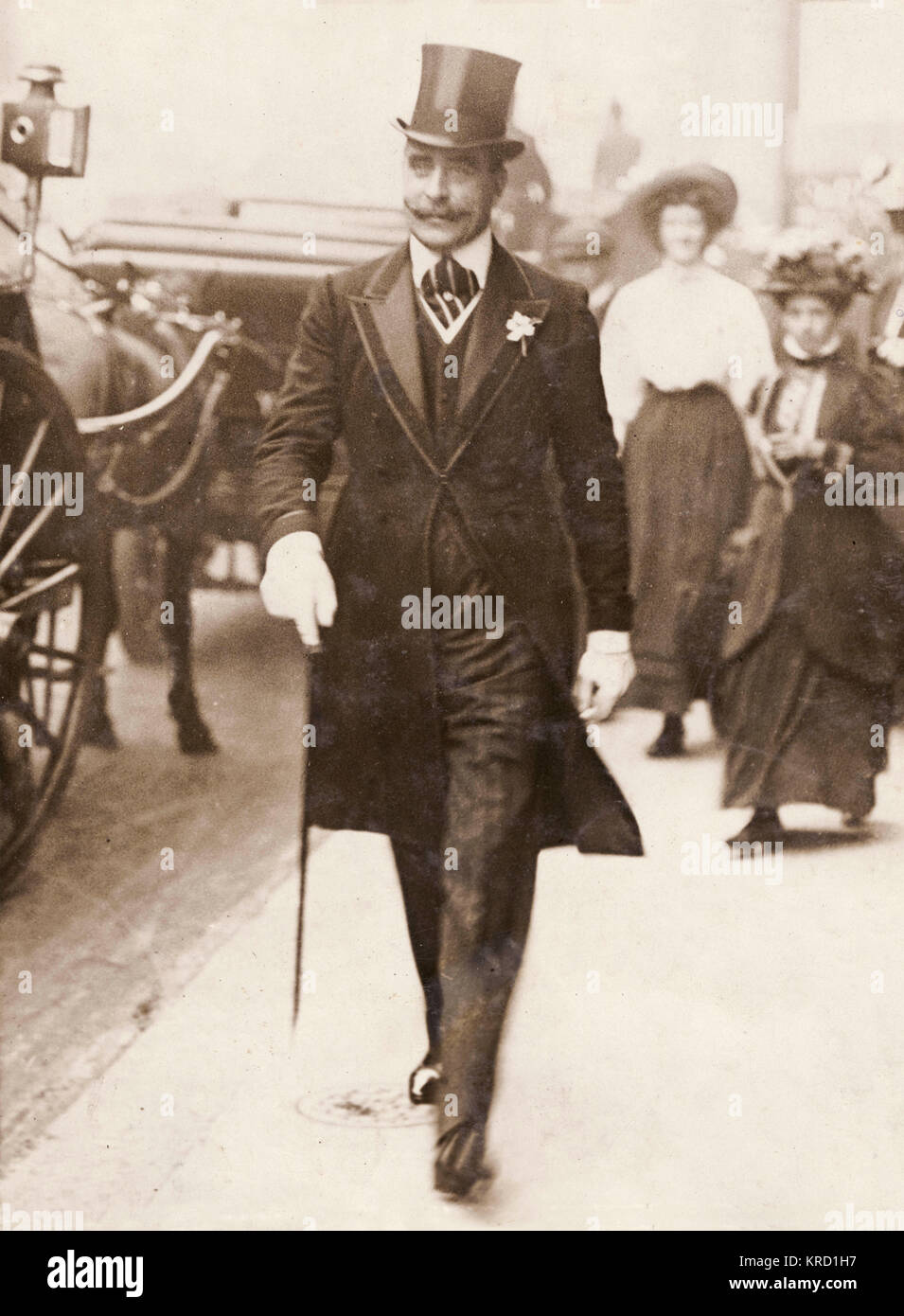 Il principe Francesco di Teck (1870-1910), fratello di Queen Mary, camminando lungo la strada in smart tight. Data: circa 1910 Foto Stock
