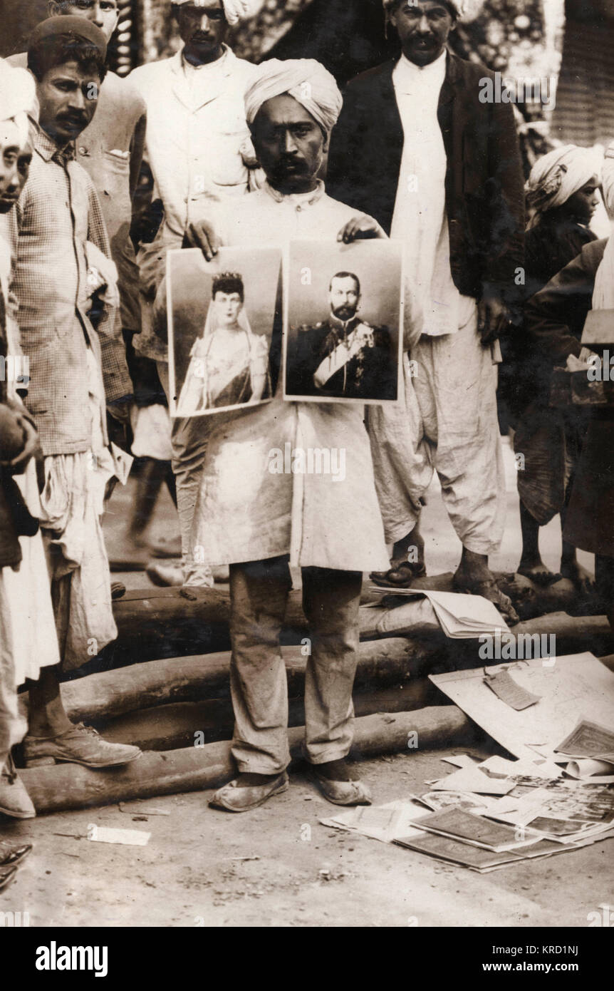 Venditore di strada indiano con foto di George V e Mary Foto Stock