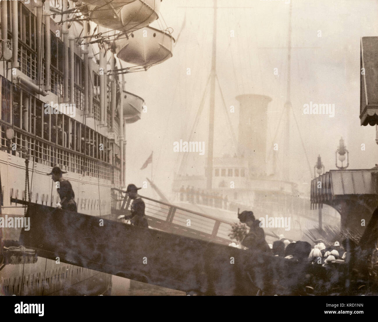 Re Giorgio V e la regina Mary boarding HMS Medina a Portsmouth, sul loro modo di incoronazione Durbar in India. La Medina è un P&amp;o la camicia che è stato messo in servizio come royal yacht. Data: 1911 Foto Stock