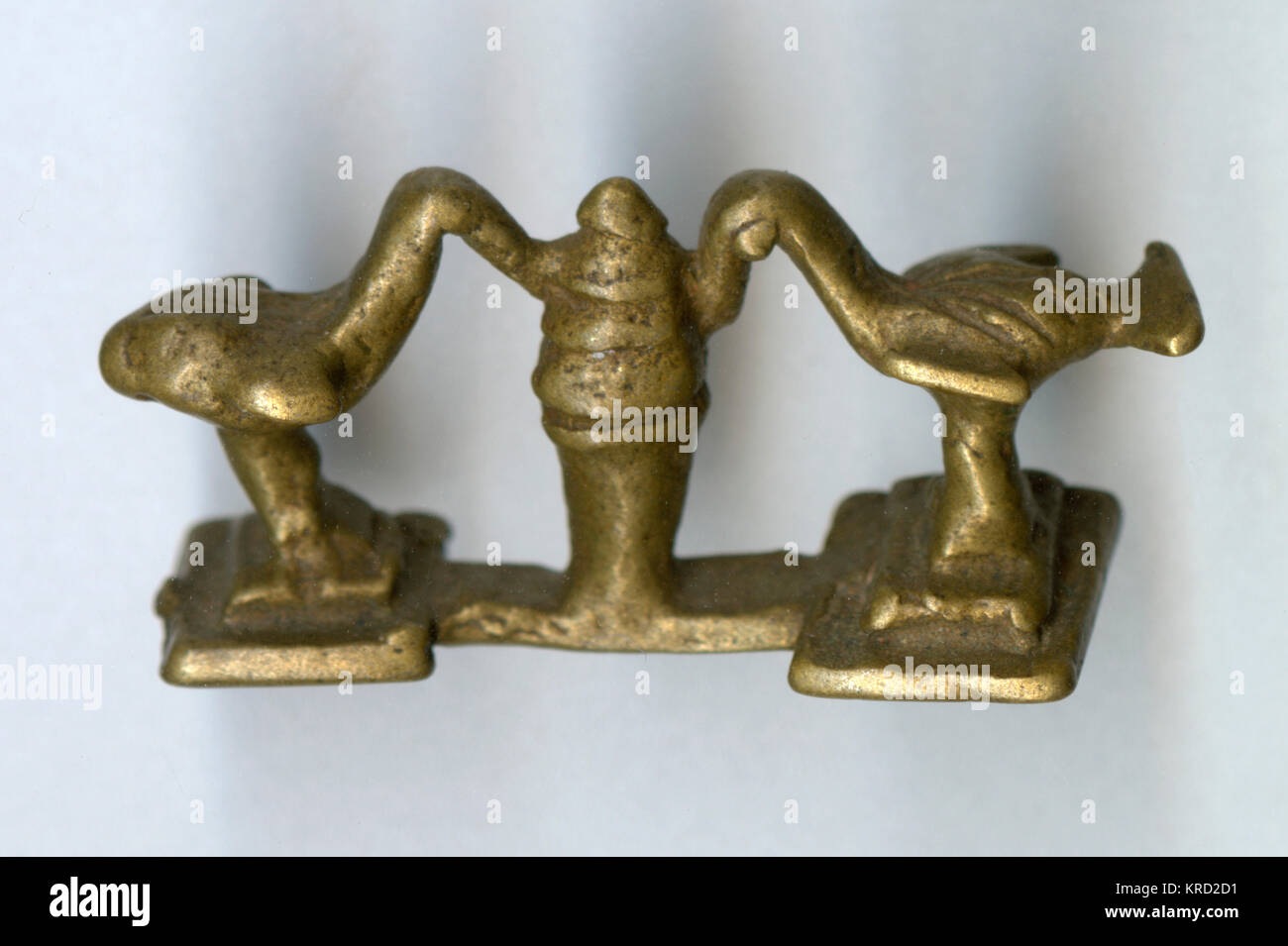 Ornamento in ottone, due uccelli e albero Foto Stock