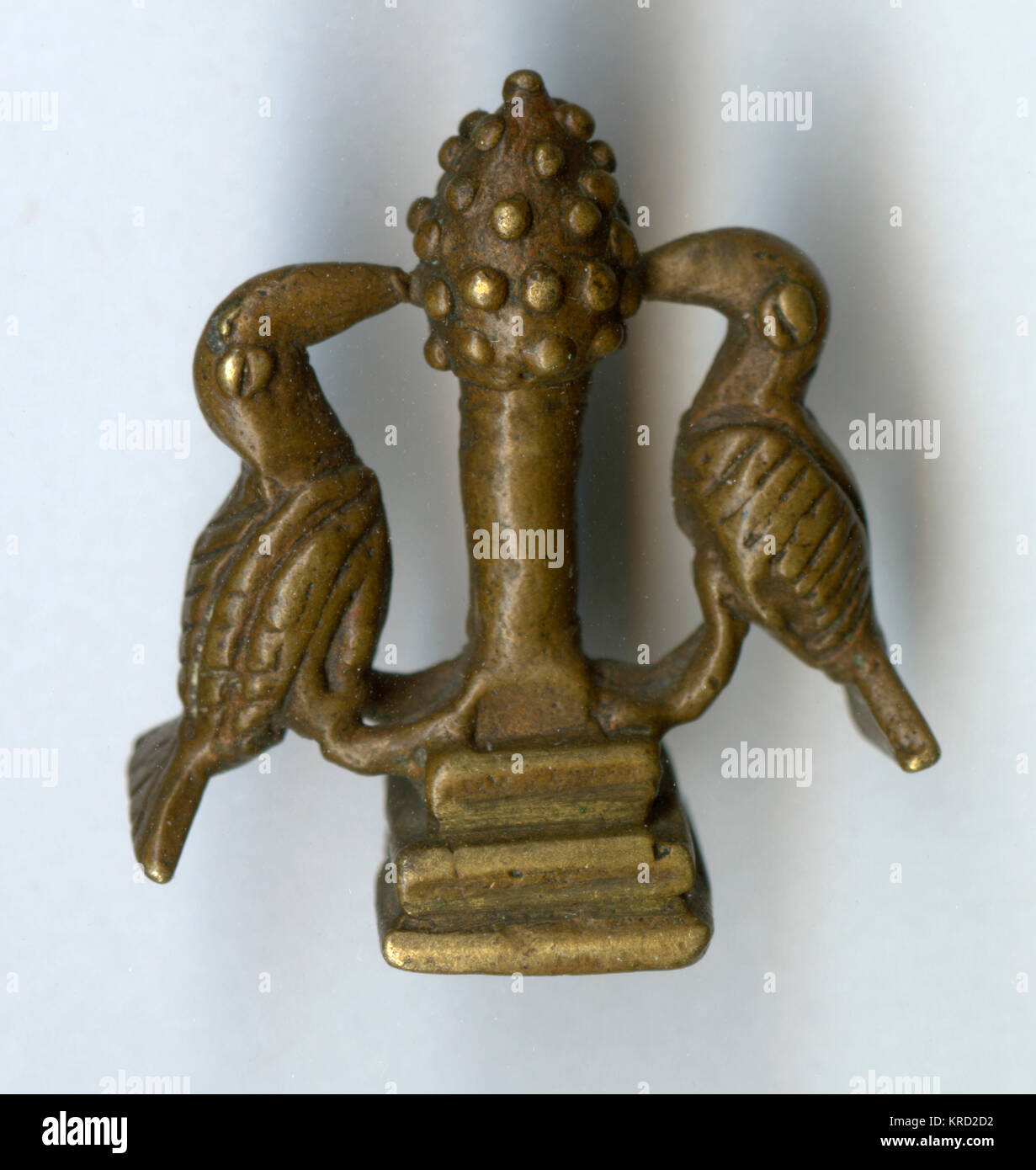 Ornamento in ottone, due uccelli e albero Foto Stock