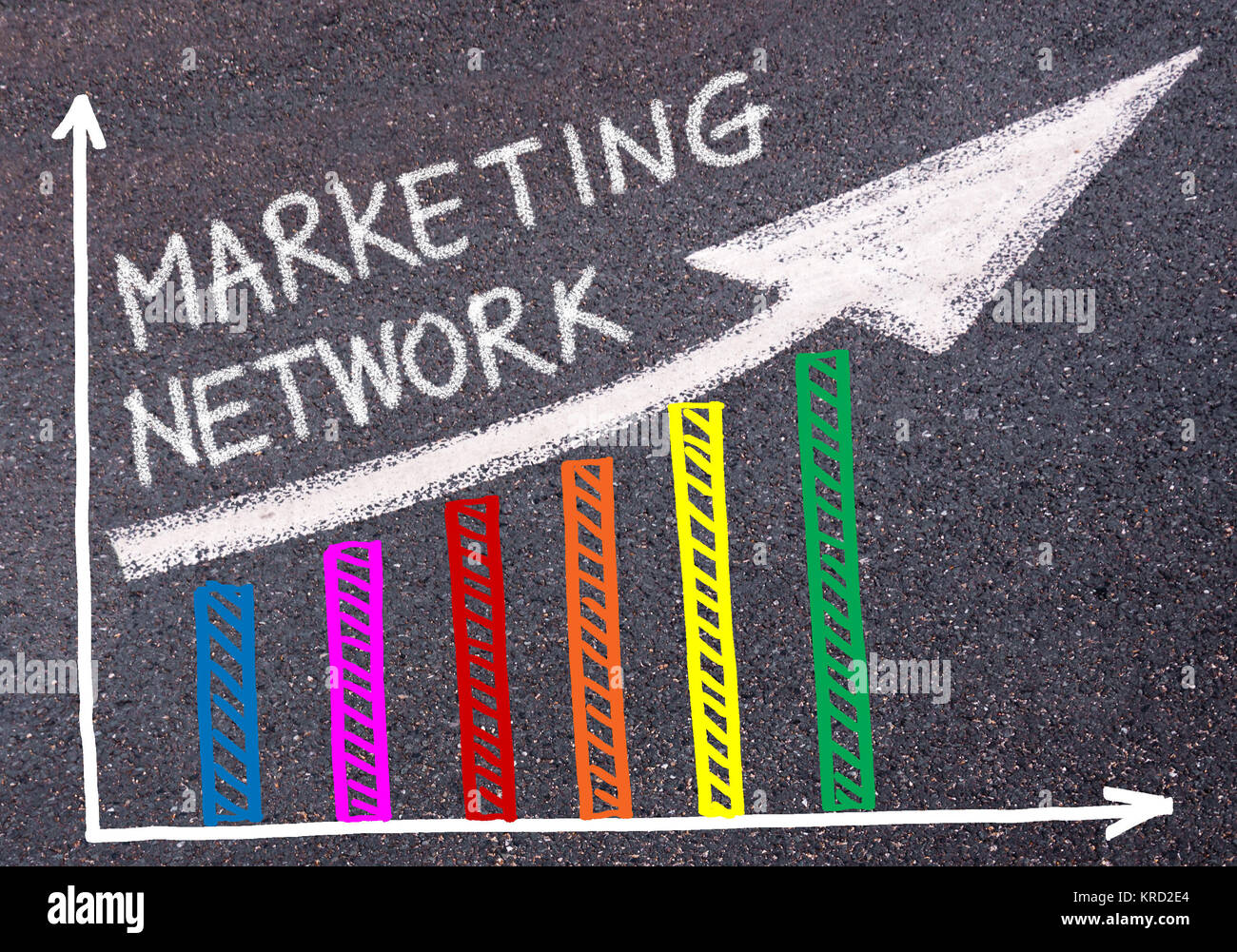 MARKETING NETWORK scritto su grafico colorato e freccia ascendente Foto Stock