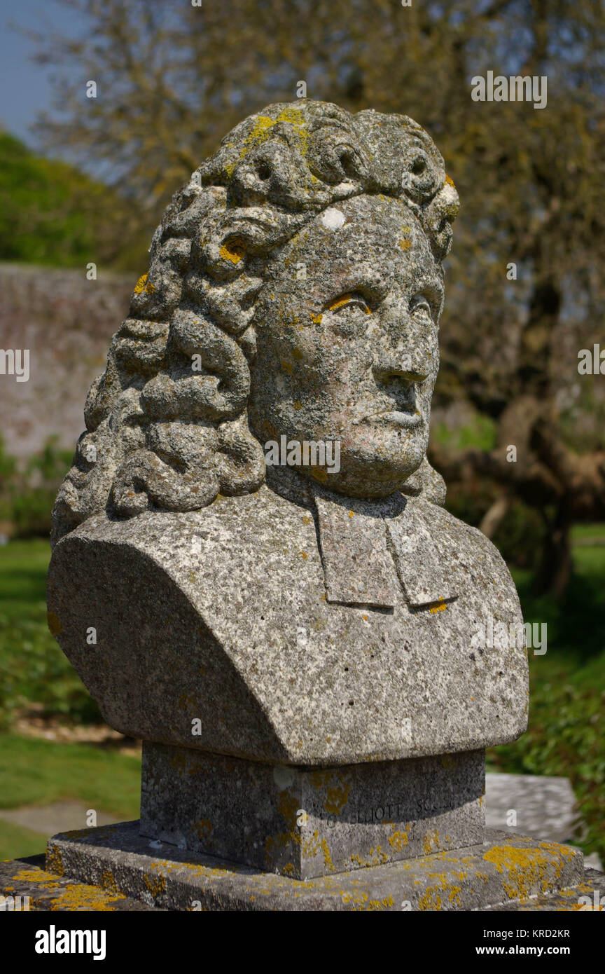 Busto di John Flamsteed (1646-1719), inglese sacerdote e astronomo, Primo astronomo reale, nel parco del Castello di Herstmonceux, East Sussex. Dal 1957 al 1988 il castello era la casa del Royal Observatory di Greenwich. Foto Stock