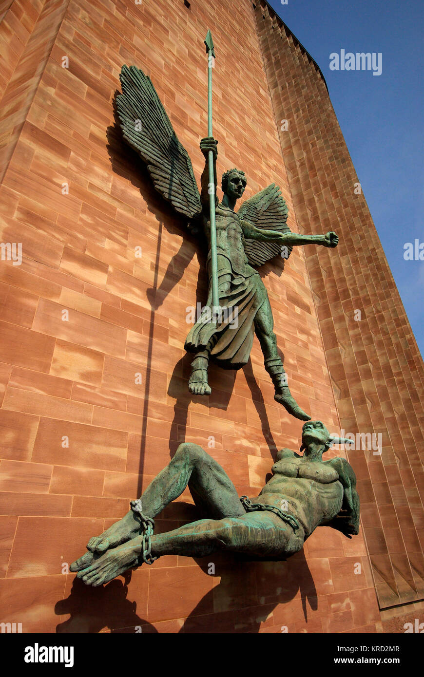 Scultura in bronzo intitolata la Vittoria di San Michele sul diavolo, su una parete esterna della cattedrale di Coventry. Fu scolpita nel 1958 da Sir Jacob Epstein, per celebrare la ricostruzione di Coventry e la vittoria sul male della seconda guerra mondiale. Foto Stock