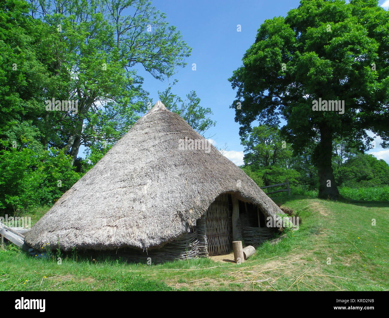 Replica di un età di ferro hut nei giardini di Michelham Priory, East Sussex. Data: 2011 Foto Stock