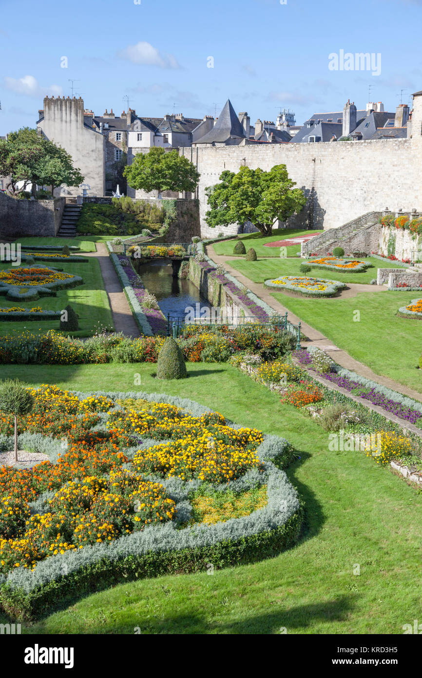 A Vannes (Bretagna - Francia), giardini in stile francese a livello di disegno con il 'l'Hermine" castello. A Vannes (Morbihan), jardins à la française. Foto Stock