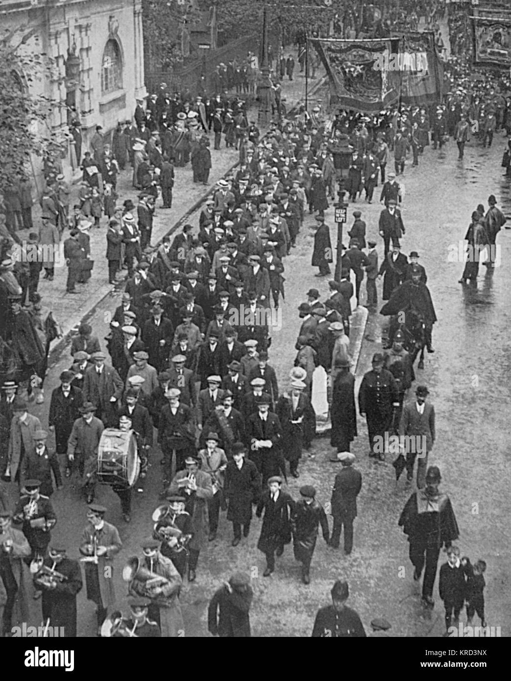 Una processione organizzata dall' Unione Nazionale dei ferrovieri che hanno marciato a Hyde Park per dimostrare contro il rialzo dei prezzi dei prodotti alimentari durante la Prima Guerra Mondiale. Data: 1914-1918 Foto Stock