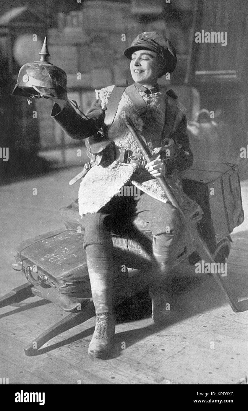 Tilley Vesta (1864-1952), nato Matilda Alice Powles, successivamente Lady de Frece, music hall attrice la cui specialità era maschile impersonations. Durante la Prima Guerra Mondiale, ha guadagnato il soprannome di "Gran Bretagna il miglior agente di reclutamento,' con un numero di guerra patriottica canzoni ha suonato in vari spettacoli e cabaret. Ella è raffigurato nel ruolo di Tommy home dalla parte anteriore al London Coliseum dove ha deliziato il pubblico con il brano "sei giorni a casa in congedo.' Il Tatler scritto di lei, 'Miss Tilley è senza dubbio il miglior interprete maschile " sale " hanno mai visto, ed è un grande favorito pratico Foto Stock