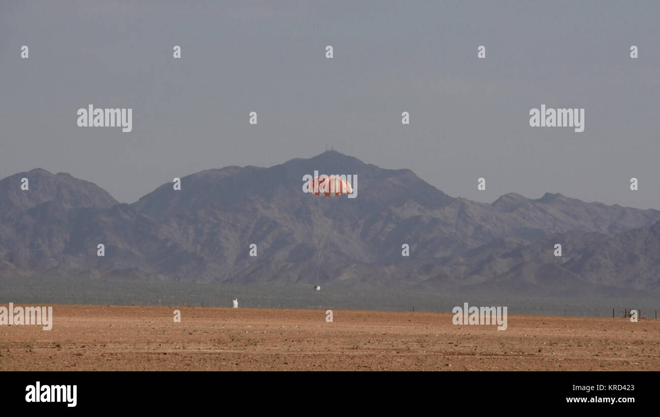 Una versione di prova della capsula Orion tocca terra nel deserto dell'Arizona Foto Stock