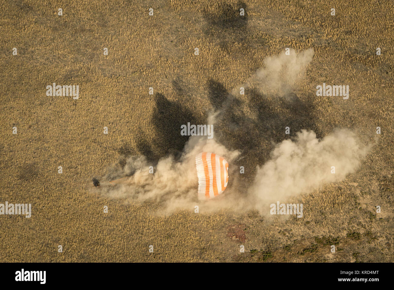 Il Soyuz TMA-08M navicella spaziale con spedizione 36 comandante Pavel Vinogradov di l'agenzia Spaziale Federale Russa Roscosmos (), tecnico di volo Alexander Misurkin di Roscosmos e tecnico di volo Chris Cassidy della NASA a bordo, è visto come si atterra in una remota area vicino alla città di Zhezkazgan, Kazakistan, Mercoledì, Settembre 11, 2013. Vinogradov, Misurkin e Cassidy è tornato a terra dopo cinque mesi e mezzo sulla Stazione spaziale internazionale. Photo credit: (NASA/Bill Ingalls) Soyuz TMA-08M sbarco (11) Foto Stock