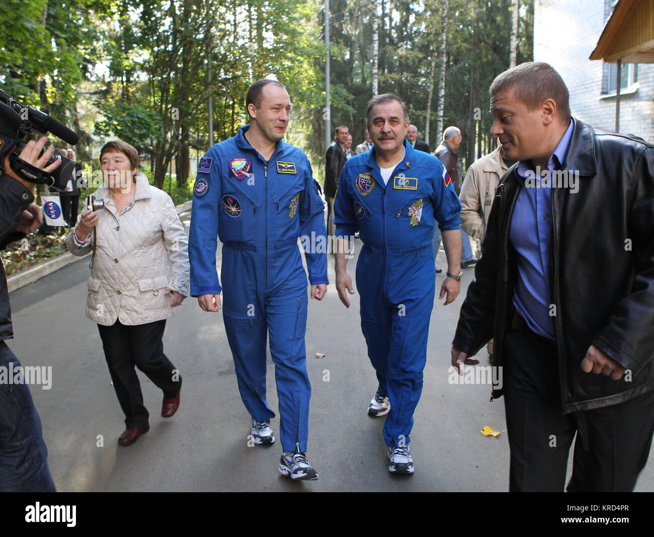 Fresco del loro ritorno alla Terra a seguito di quasi sei mesi a bordo della Stazione Spaziale Internazionale, Expedition 36 equipaggi Misurkin Alexander (sinistra) e Pavel Vinogradov (a destra) fare una passeggiata al Gagarin Cosmonaut Training Center nella città delle stelle, Russia sett. 13 In seguito ad una cerimonia di partenza per la spedizione 37/38 Soyuz Commander Oleg Kotov, Tecnico di volo Sergey Ryazanskiy e la NASA tecnico di volo Michael Hopkins. Misurkin e Vinogradov sbarcati nella loro navicella spaziale Soyuz nella steppa del Kazakistan sett. 11 con la NASA's Chris Cassidy. Hopkins, Kotov e sinistra Ryazanskiy Star City per loro Foto Stock