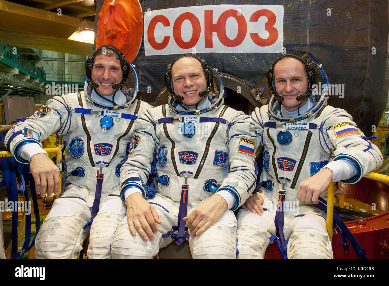 Rivestito in loro il russo Sokol il lancio e la voce adatta al cosmodromo di Baikonur in Kazakistan, Expedition 37/38 Tecnico di volo Michael Hopkins della NASA (sinistra), Soyuz Commander Oleg Kotov (centro) e tecnico di volo Sergey Ryazanskiy (a destra) pone per le foto di fronte a loro Soyuz TMA-10M veicolo spaziale sett. 14 durante un "fit check" Prove abito esercitazione. I tre equipaggi si stanno preparando per il lancio di settembre 26, tempo kazako, da Baikonur per iniziare un cinque e mezzo mesi di missione sulla Stazione spaziale internazionale. La NASA/Victor Zelentsov Soyuz TMA-10M equipaggio di fronte la loro navetta spaziale Foto Stock