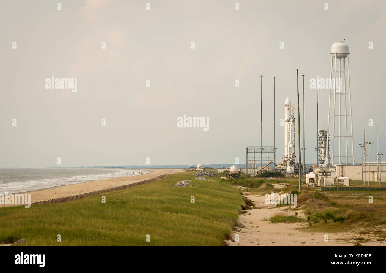 La Orbital Sciences Corporation Antares rocket, con la sua Cygnus carico a bordo del veicolo spaziale, è visibile sulla Mid-Atlantic Spaceport regionale (MARS) PAD-0A presso la NASA Wallops Flight Facility, lunedì, Sett. 16, 2013 in Virginia. NASA spazio commerciale partner, Orbital Sciences Corporation, è il bersagliamento di una sett. 18 di lancio per la sua dimostrazione di rialimentazione cargo missione alla stazione spaziale internazionale. Photo credit: (NASA/Bill Ingalls) Antares Orb-D1 razzo il pad a Wallops (201309160002HQ) Foto Stock