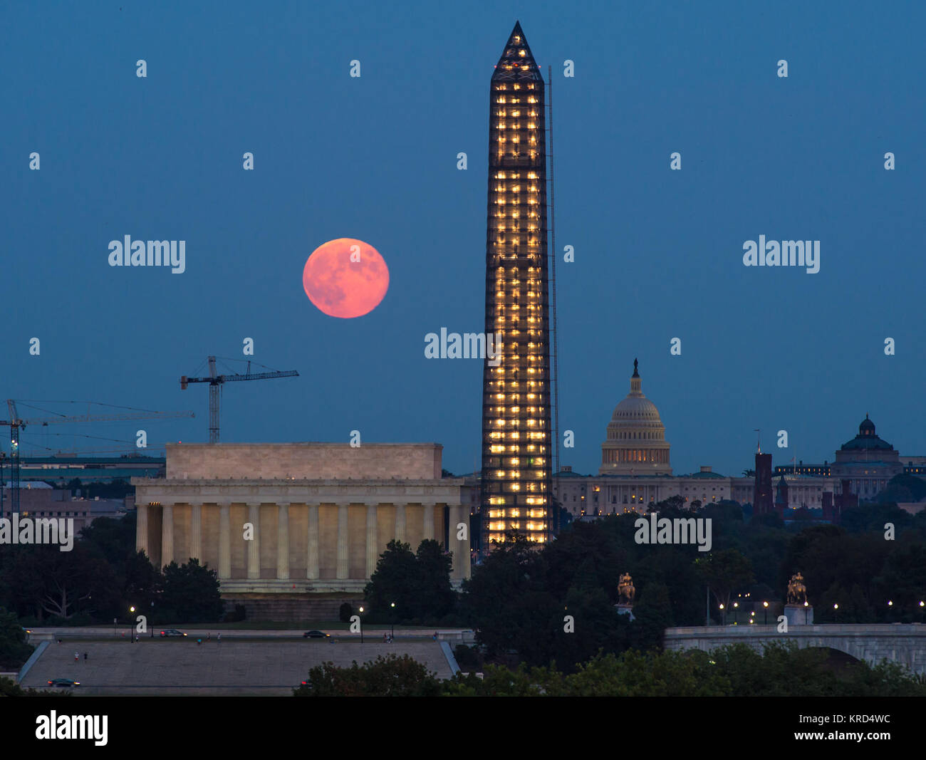 Una luna piena, noto come Harvest Moon, sorge su Washington, Giovedì, Settembre 19, 2013, a Washington. Photo credit: (NASA/Bill Ingalls) Harvest Moon sorge su Washington Foto Stock Una luna piena, noto come Harvest Moon, sorge su Washington, Giovedì, Settembre 19, 2013, a Washington. Photo credit: (NASA/Bill Ingalls) Harvest Moon sorge su Washington Foto Stock