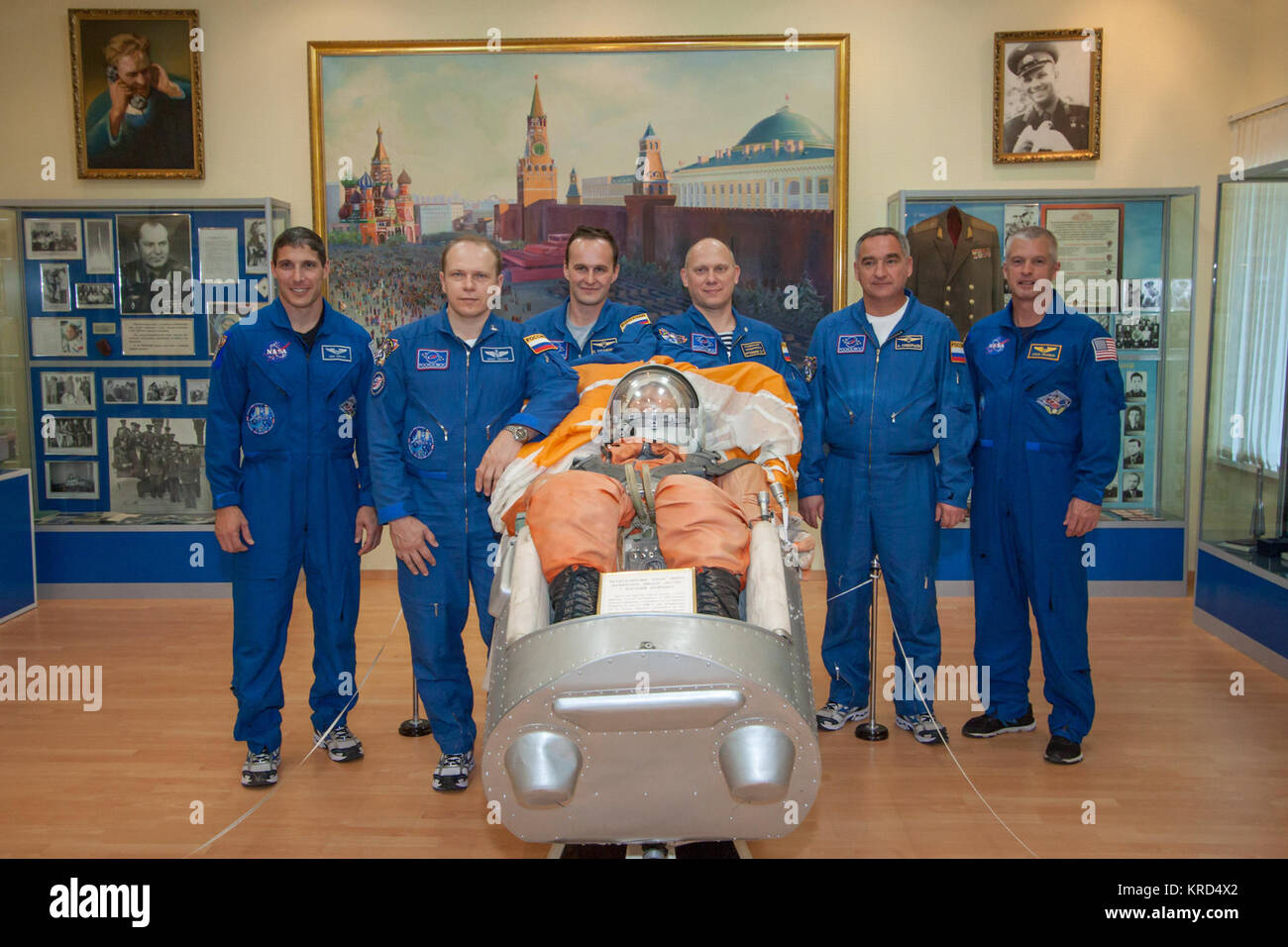 Touring la Korolev Museum presso il cosmodromo di Baikonur in Kazakistan, la spedizione 37/38 il primo e il suo equipaggio di backup rappresentano per le immagini da un vecchio russo e lancio di entrata suit sett. 20. Da sinistra a destra sono il primo tecnico di volo Michael Hopkins della NASA, prime Soyuz Commander Oleg Kotov, il primo tecnico di volo Sergey Ryazanskiy backup e il suo equipaggio Oleg Artemyev, Alexander Skvortsov e Steve Swanson della NASA. Hopkins, Kotov e Ryazanskiy si stanno preparando per il lancio di settembre 26, il kazako tempo, nella Soyuz TMA-10M navicelle per iniziare a cinque e a metà mese missione sullo spazio internazionale Statio Foto Stock