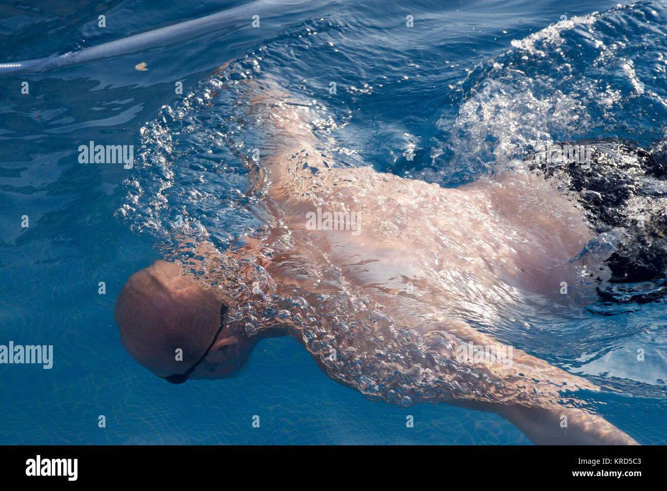 Maschio su 50 in una piscina Foto Stock