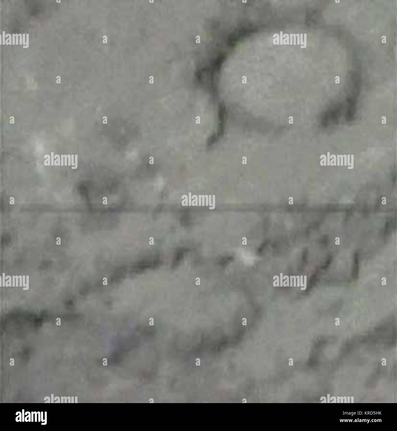 La cometa Tempel 1 è fotografata da una sonda della NASA prima che la macchina di lavaggio-sonda di dimensioni si sono scontrate in la cometa di dimensioni pari alla metà di Manhattan in questa immagine presa da riprese televisive Luglio 3, 2005. La spettacolare collisione, 83 milioni di miglia (134 milioni di km di distanza dalla Terra, tappati un rischioso viaggio per scoprire la costruzione di blocchi di vita sulla terra. Nessuna vendita nessun archivio REUTERS/NASA/Reuters via TV profondo impatto del dispositivo di simulazione 3 Foto Stock