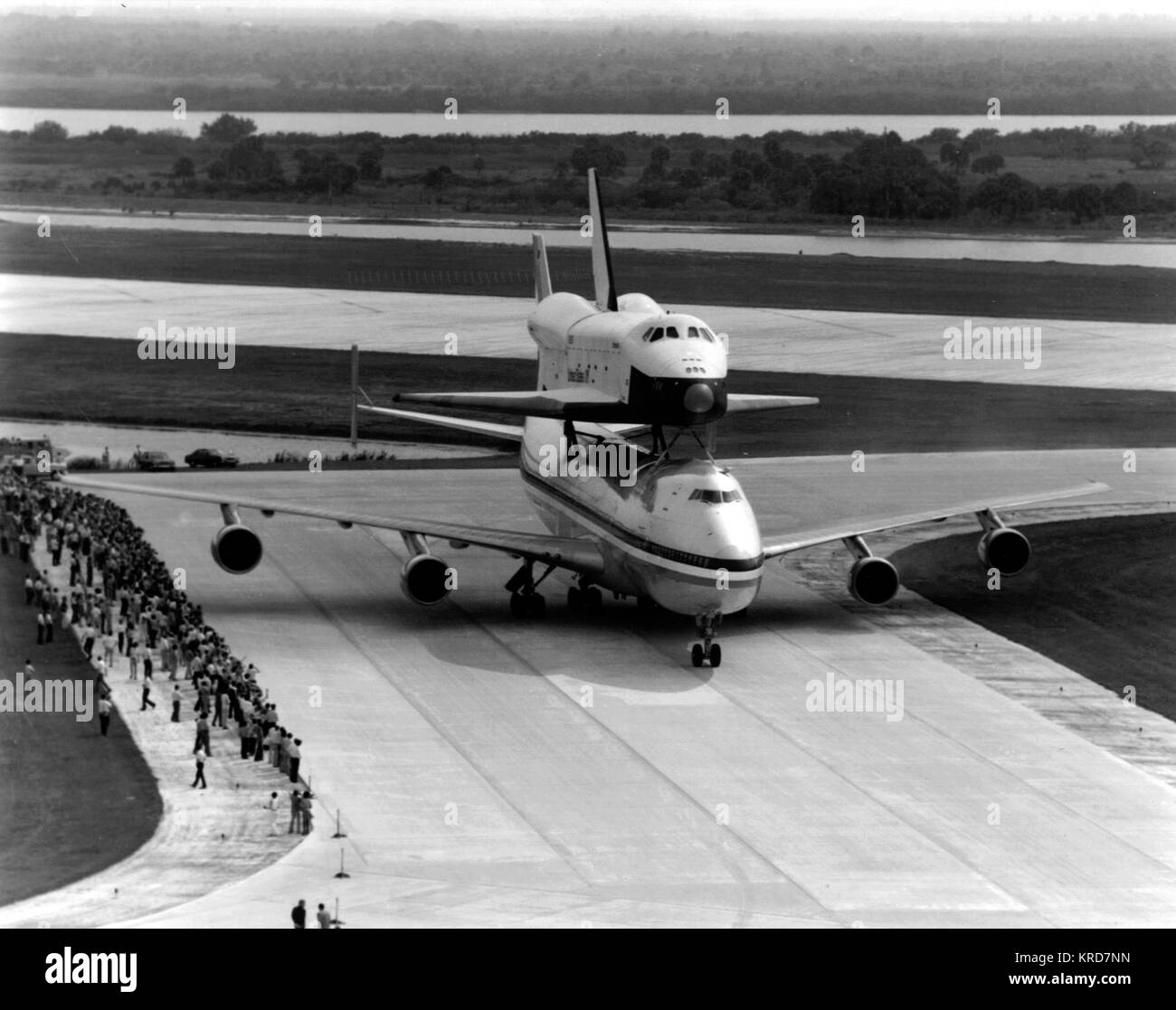 Enterprise e SCA arrivare al Kennedy Space Center (KSC-79PC-0137) Foto Stock