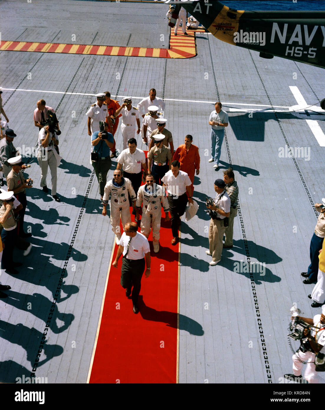 Gemini 5 - Cooper e Conrad tappeto rosso a bordo della USS Lake Champlain - S65-45292 Foto Stock