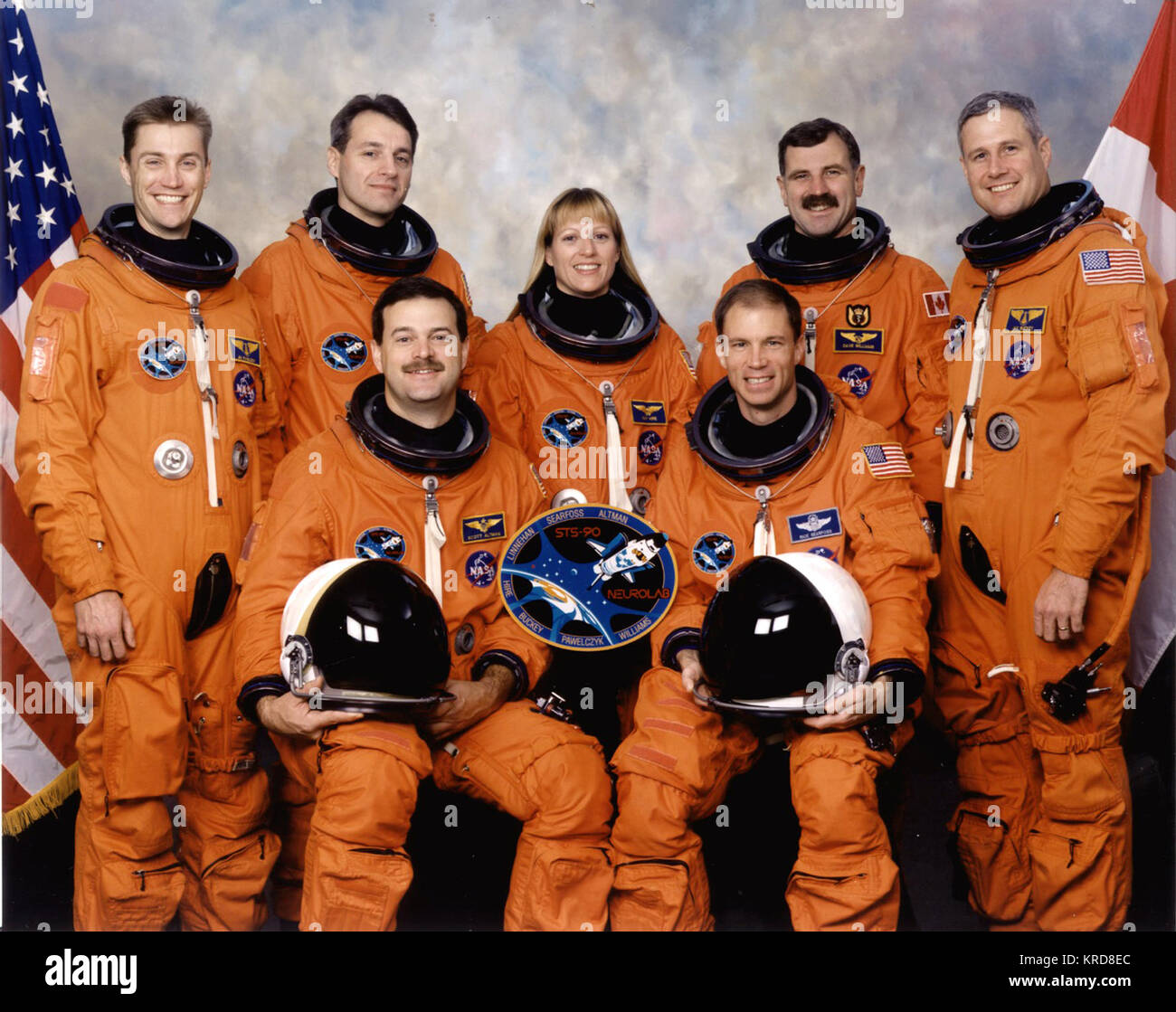 STS-90 ritratto dell'equipaggio. Anteriore (L-R) D. Scott Altman, pilota; RICHARD A. SEARFOSS, comandante; in PIEDI (L-R): JAMES A. PAWELECZYK; Richard M. LINNEHAN, KATHRYN P. NOLEGGIO; DAFYDD, R. WILLIAMS; JAY C. BUCKEY. STS-90 equipaggio Foto Stock