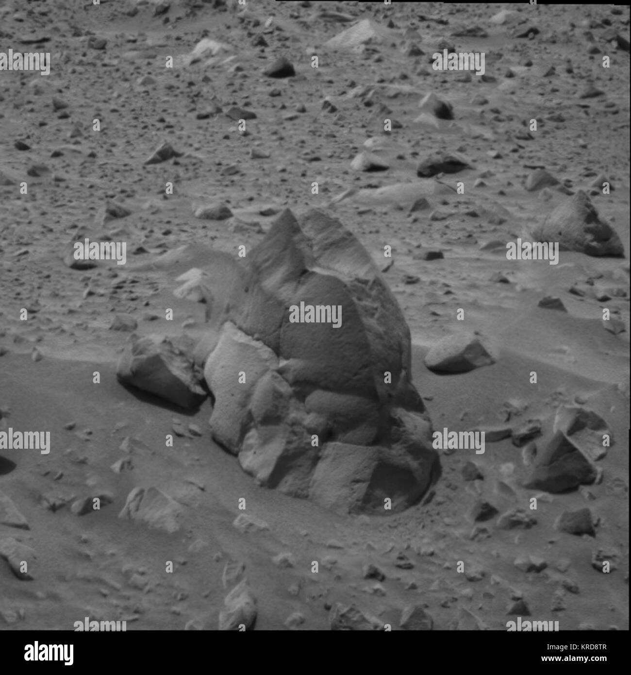 Questa immagine della roccia chiamato 'Humphrey' è stata presa dallo Spirito della telecamera di navigazione sulla sua 54th sol su Marte. La roccia del nome è stato ispirato dal picco di Humphries - il picco più alto in Arizona e parte del San Francisco complesso vulcanico. In piedi circa .6 metri (circa 2 piedi) di altezza, 'Humphrey' è uno dei più grandi blocchi di ciò che gli scienziati credono sia dal materiale espulso da uno dei rover obiettivi a lungo termine, il cratere soprannominato 'Bonneville.' probabilmente una roccia basaltica, fratture in 'Humphrey' sono anche se Humphrey Marte Foto Stock Questa immagine della roccia chiamato 'Humphrey' è stata presa dallo Spirito della telecamera di navigazione sulla sua 54th sol su Marte. La roccia del nome è stato ispirato dal picco di Humphries - il picco più alto in Arizona e parte del San Francisco complesso vulcanico. In piedi circa .6 metri (circa 2 piedi) di altezza, 'Humphrey' è uno dei più grandi blocchi di ciò che gli scienziati credono sia dal materiale espulso da uno dei rover obiettivi a lungo termine, il cratere soprannominato 'Bonneville.' probabilmente una roccia basaltica, fratture in 'Humphrey' sono anche se Humphrey Marte Foto Stock