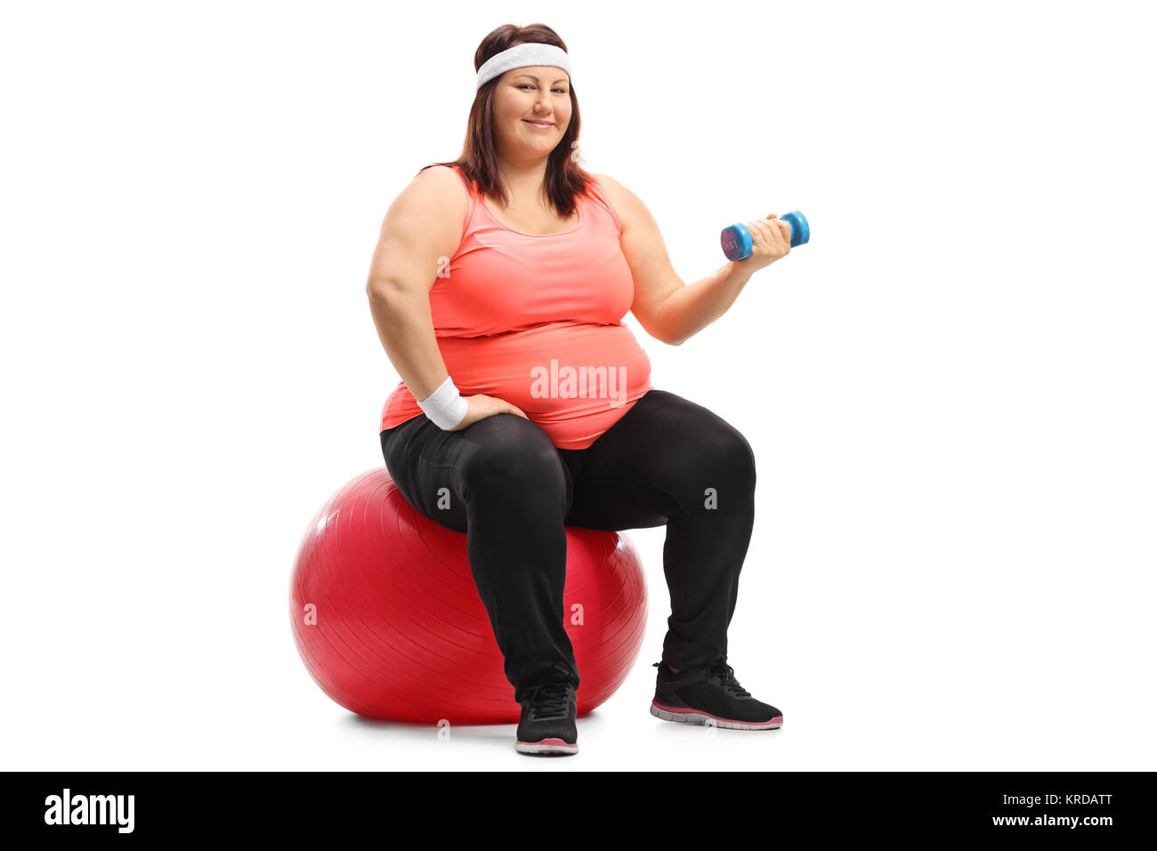 Il sovrappeso donna seduta su una palla ginnica ed esercitando con un piccolo dumbbell isolati su sfondo bianco Foto Stock