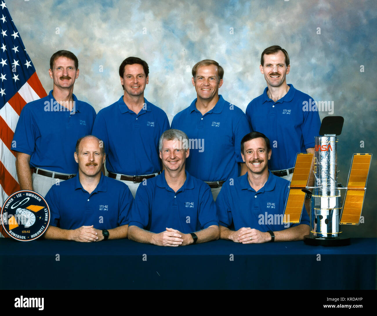 STS-82 equipaggio ritratto fila ANTERIORE DA SINISTRA: BOWERSOX, KENNETH; HAWLEY, STEVEN; Horowitz, Scott. Bancata posteriore: TANNER, Giuseppe; HARBAUGH, Gregorio; Lee, Mark; Smith, Steven. STS-82 equipaggio Foto Stock