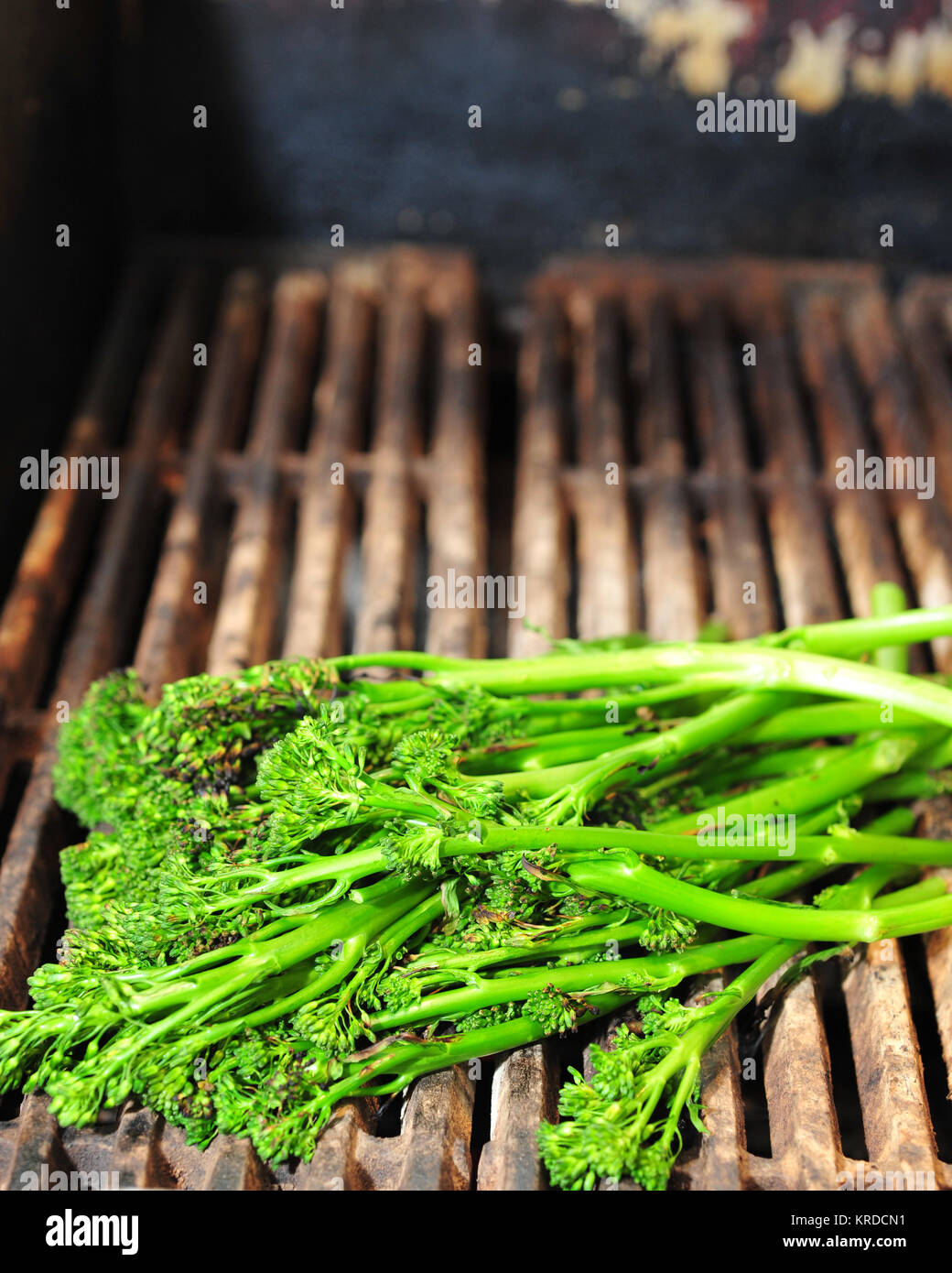 Broccolini su un grill Foto Stock