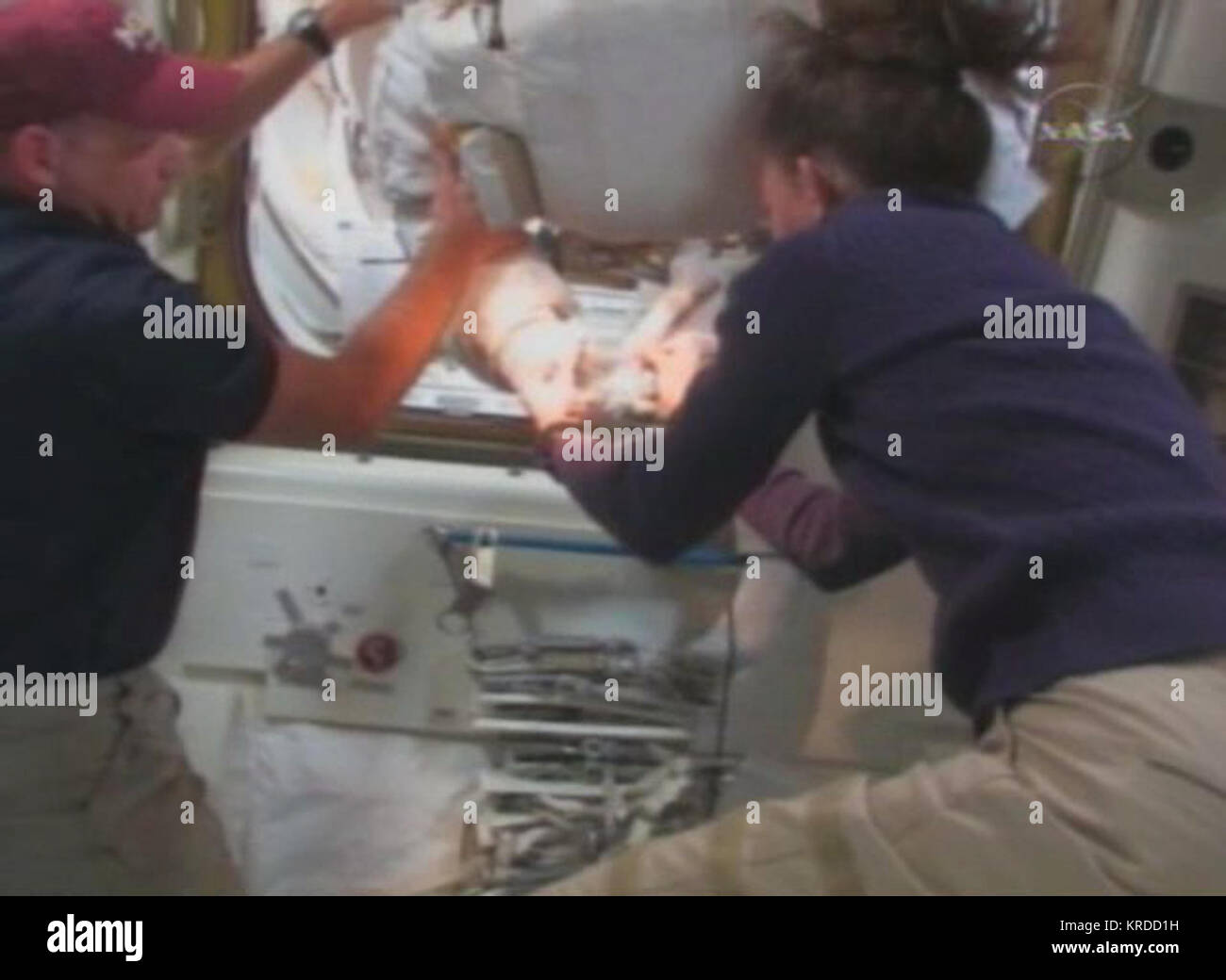 Sandy Magnus i tamponi Spacesuit Guanto di Richard Arnold su EVA 1 STS-119 Foto Stock
