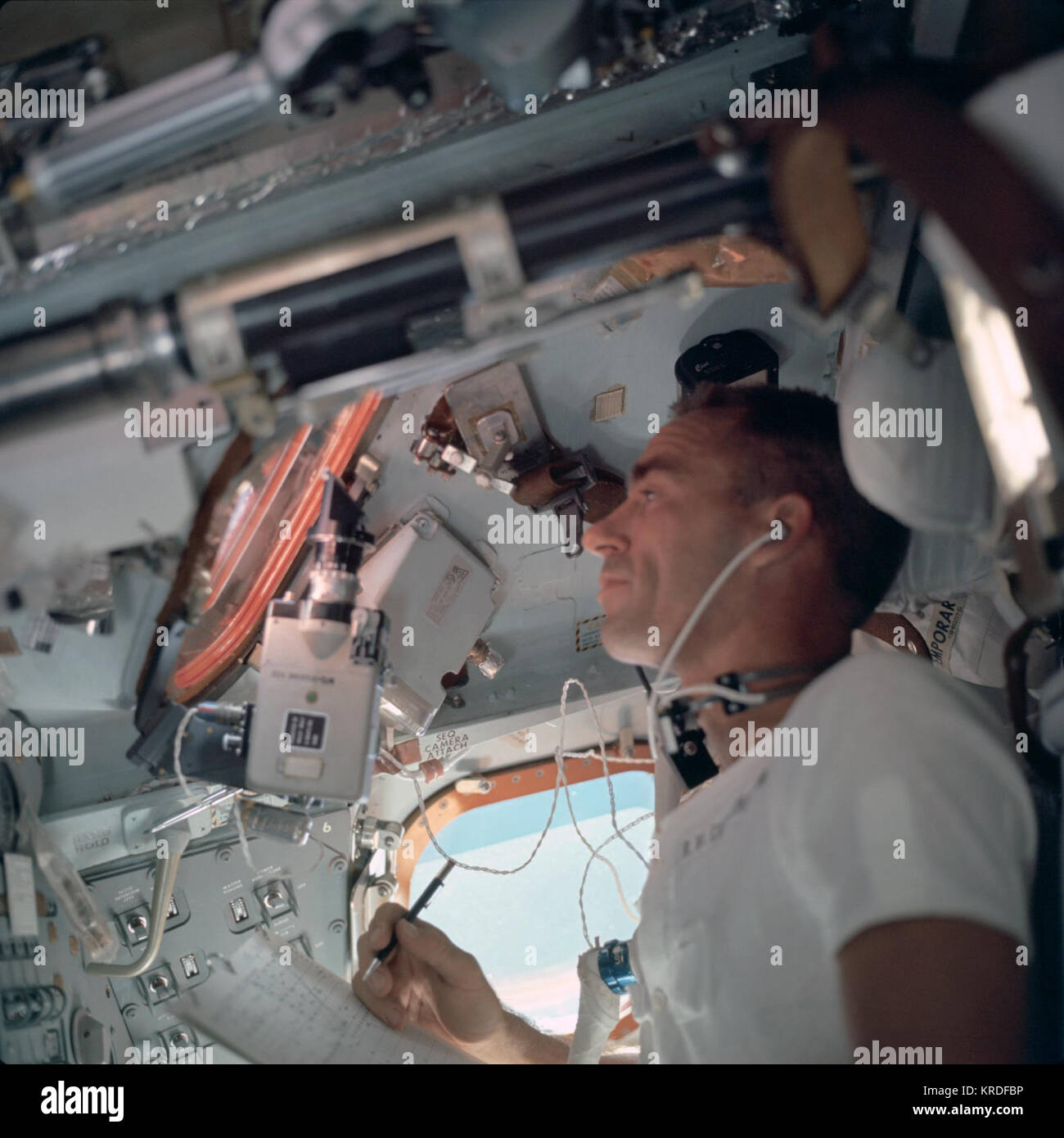 Apollo 7 missione lunare pilota modulo Walter Cunningham all'interno del modulo di comando Foto Stock Apollo 7 missione lunare pilota modulo Walter Cunningham all'interno del modulo di comando Foto Stock