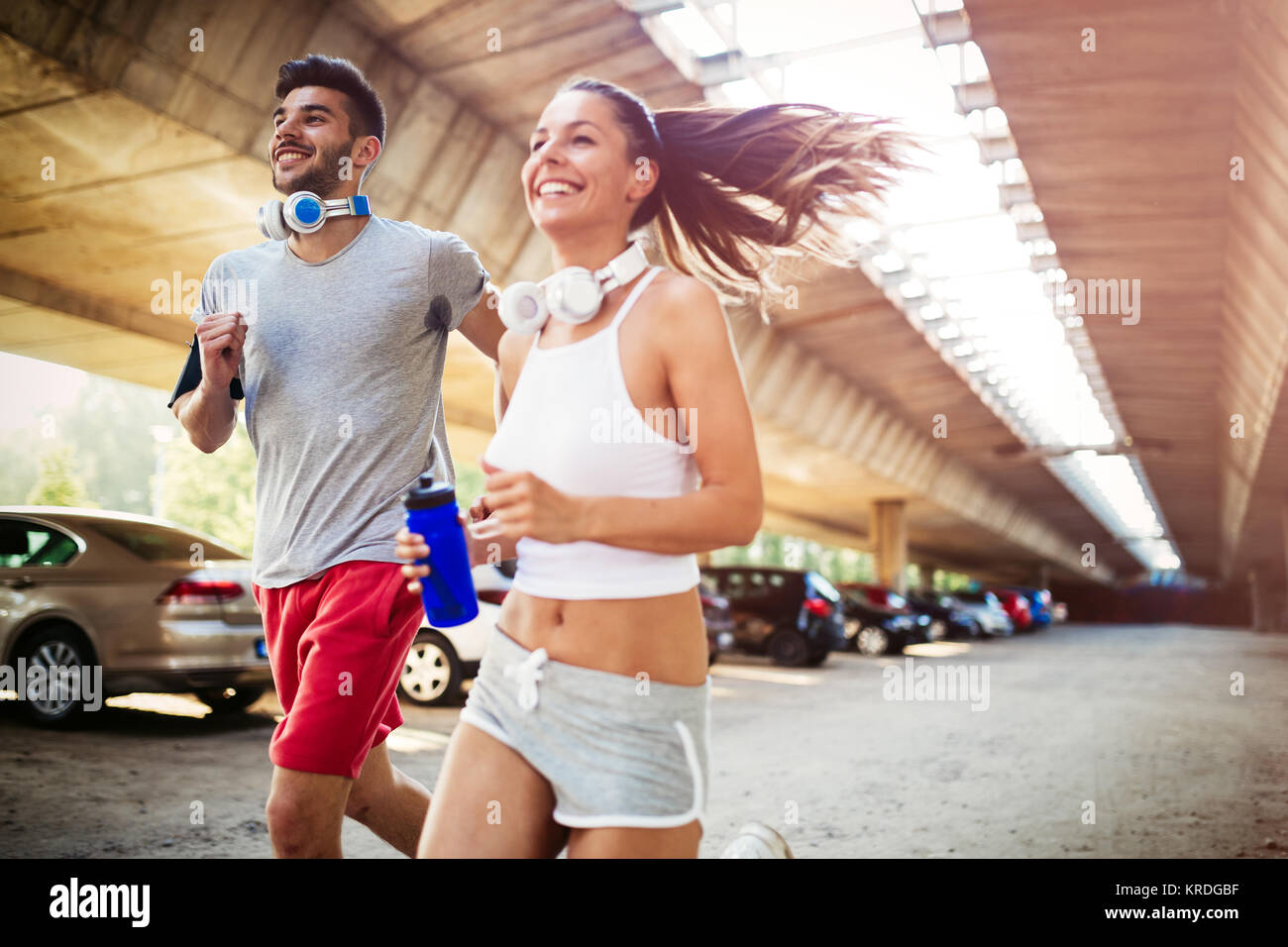 Amici di formazione fitness insieme all'aperto vivere sano attivo Foto Stock