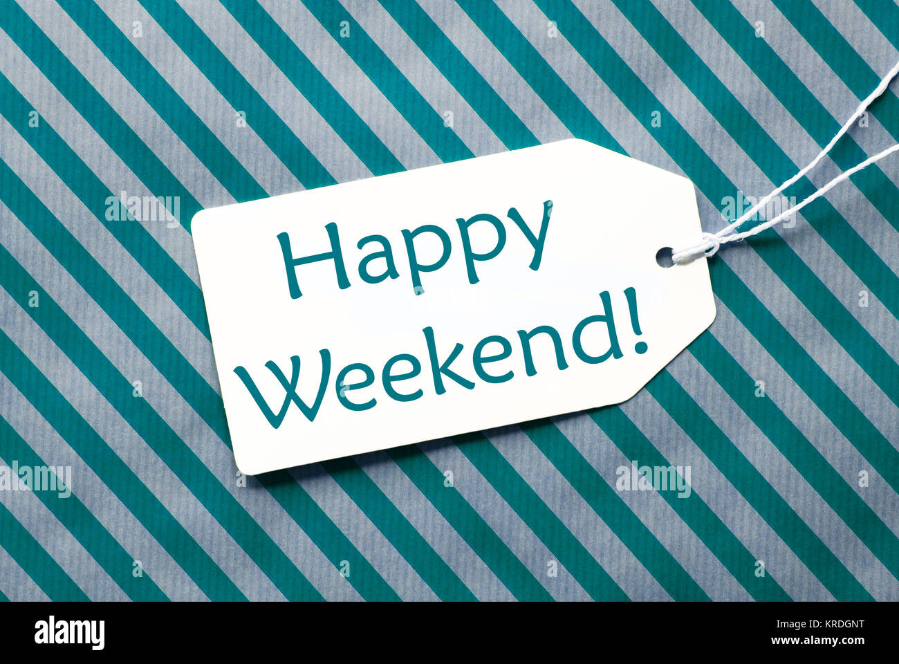 Una etichetta su un turchese Striped carta di avvolgimento. Textured Background. Tag con nastro. Testo inglese Happy Weekend Foto Stock