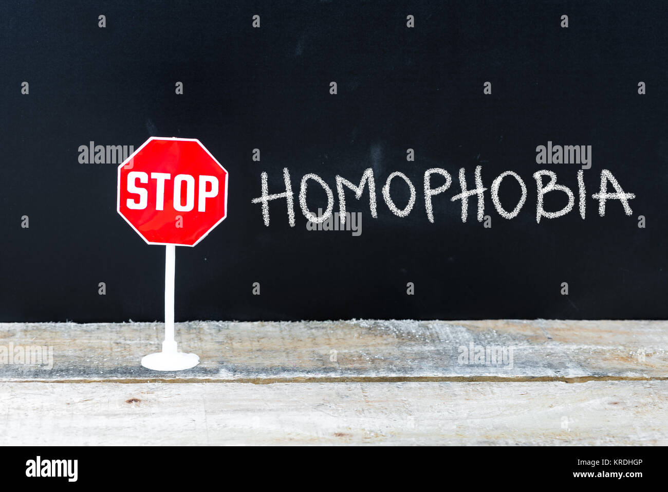 STOP OMOFOBIA messaggio scritto sulla lavagna Foto Stock