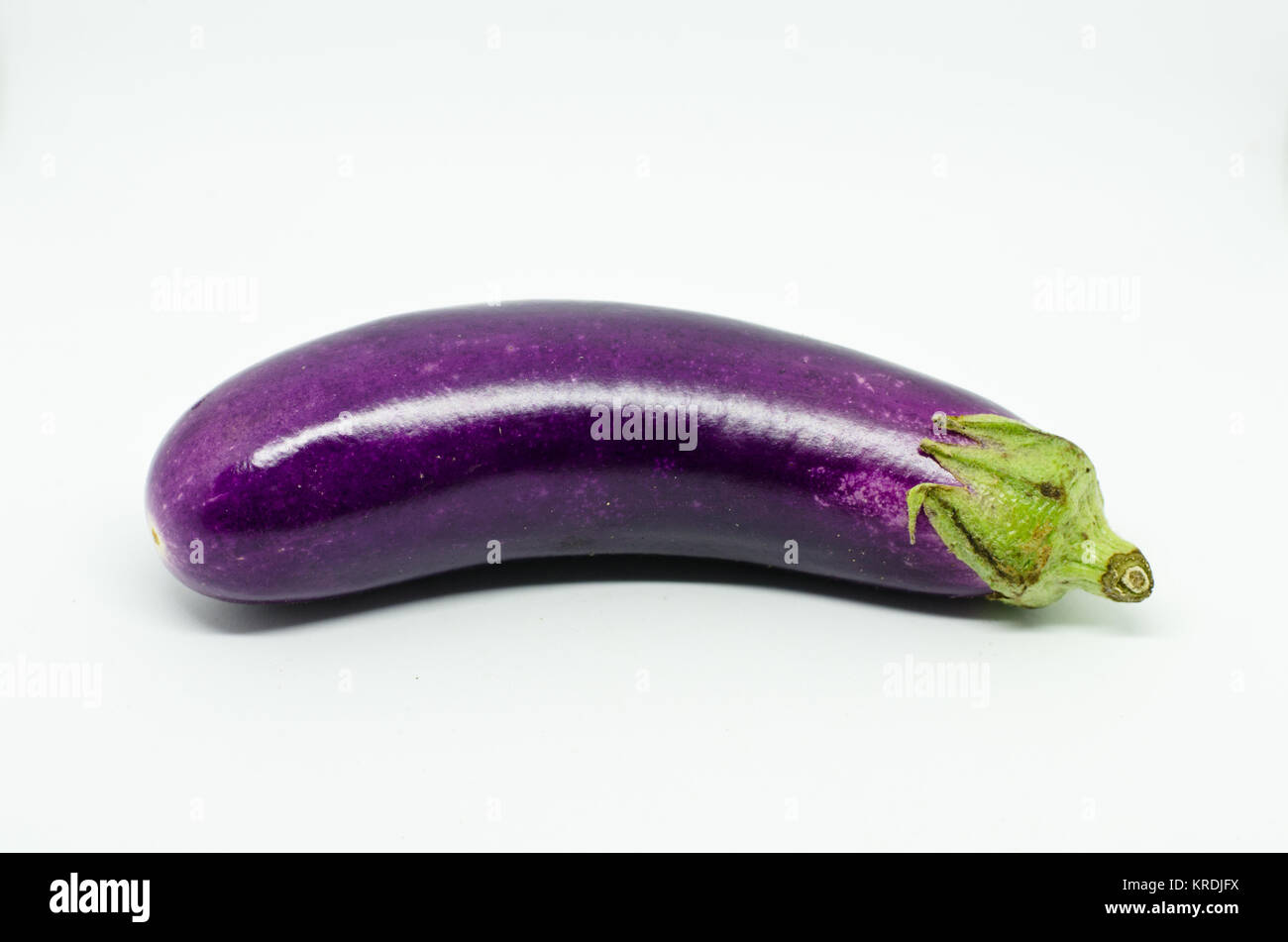 Di melanzana (Solanum melongena), o di melanzana isolati su sfondo bianco, noto anche come brinjal Foto Stock